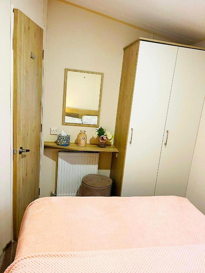 Отель The Sunflower Luxury Caravan At Tattersall Lakes Таттершолл Экстерьер фото