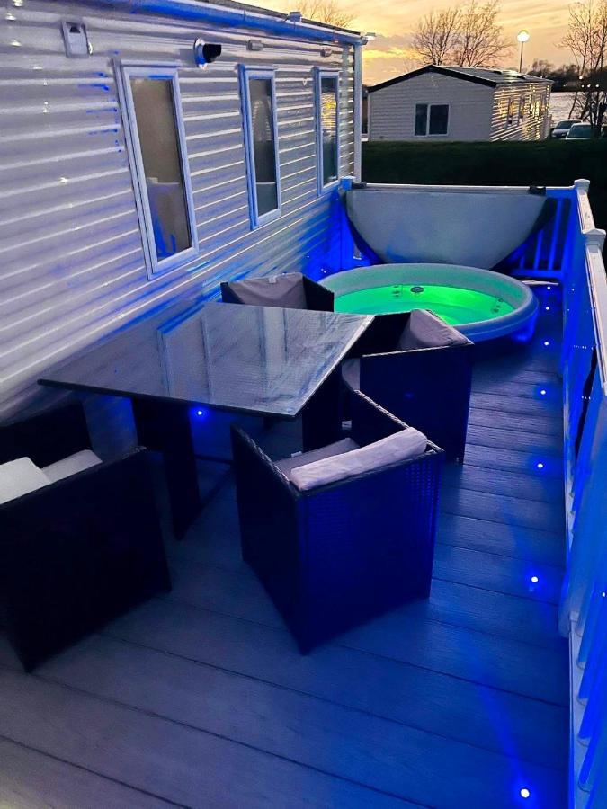 Отель The Sunflower Luxury Caravan At Tattersall Lakes Таттершолл Экстерьер фото