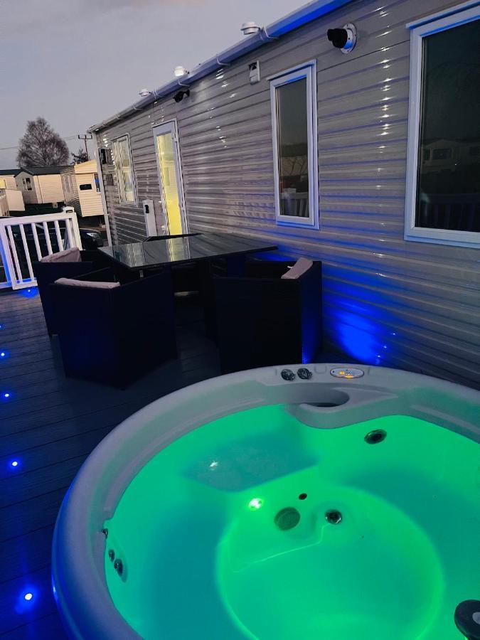 Отель The Sunflower Luxury Caravan At Tattersall Lakes Таттершолл Экстерьер фото